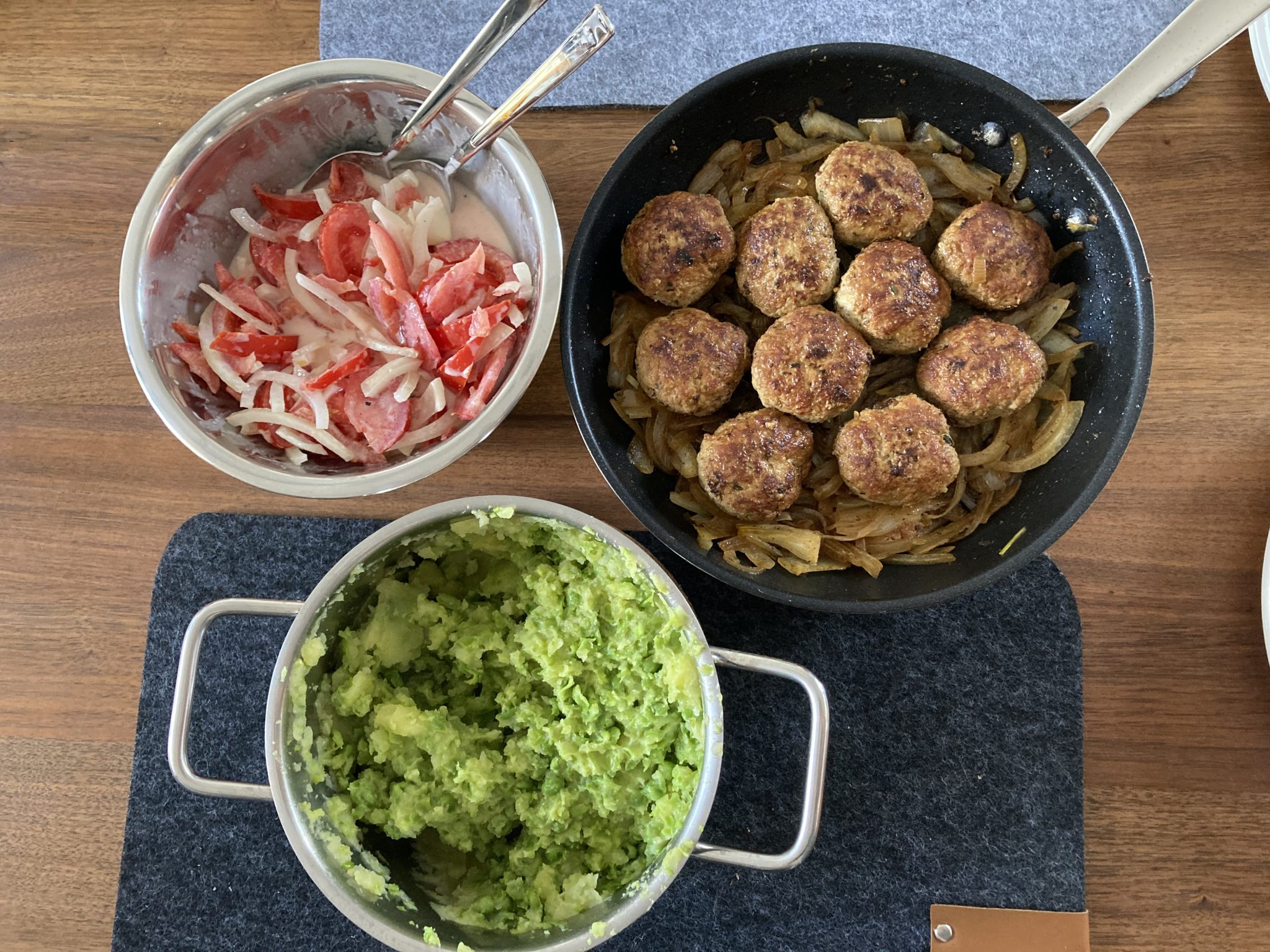 Frikadellen an Kartoffel-Erbsen-Pürree mit Tomatensalat - FreakyCook