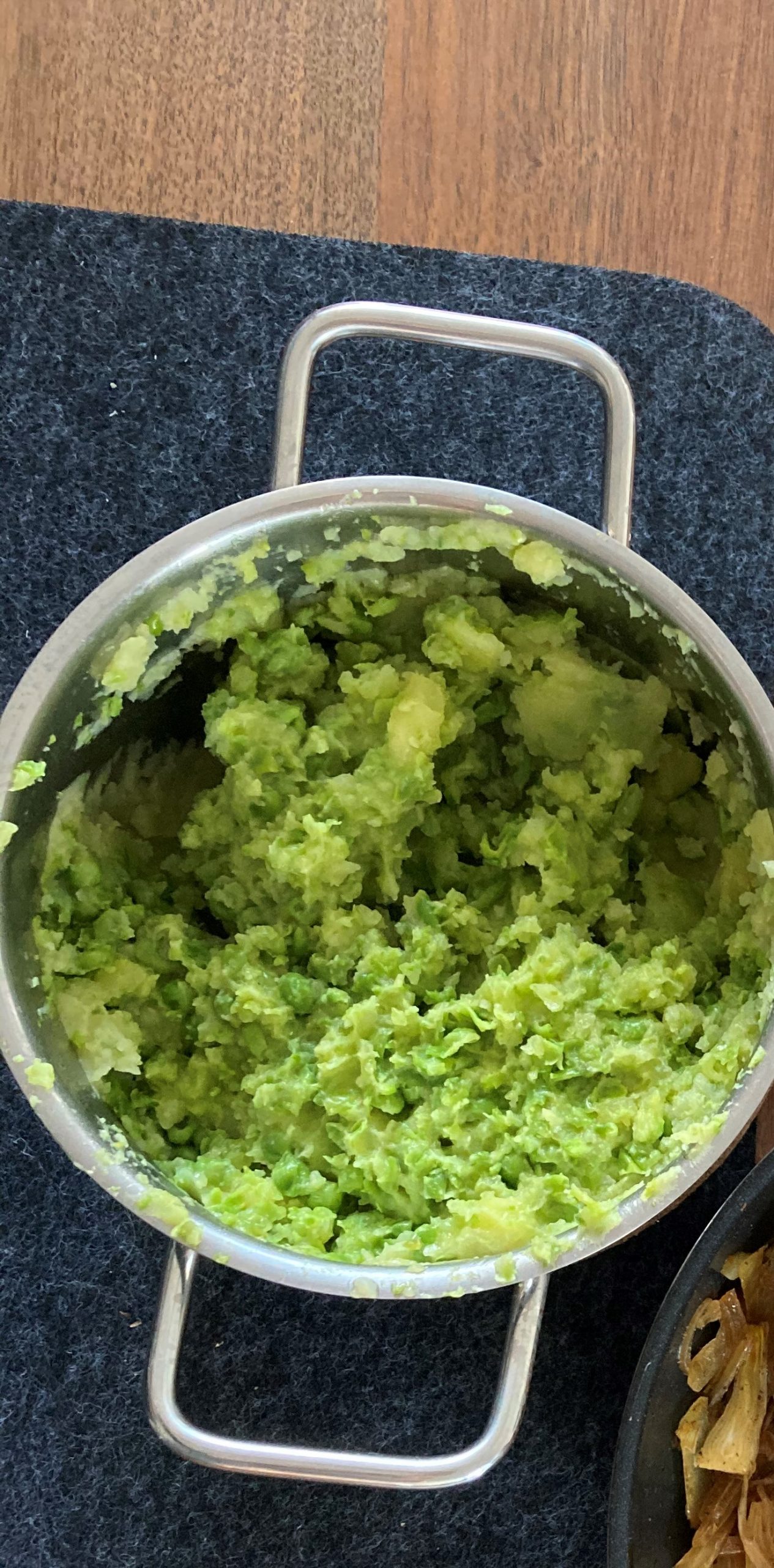 Frikadellen an Kartoffel-Erbsen-Pürree mit Tomatensalat - FreakyCook